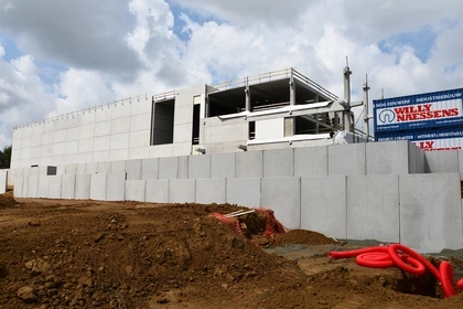 Keerwanden CLF10GS, CBS Beton Nivelles voor een bedrijf, Murs de soutènement, L-Steinen