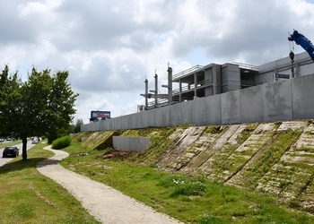 Keerwanden CLF10GS, CBS Beton Nivelles voor een bedrijf, Murs de soutènement, L-Steinen